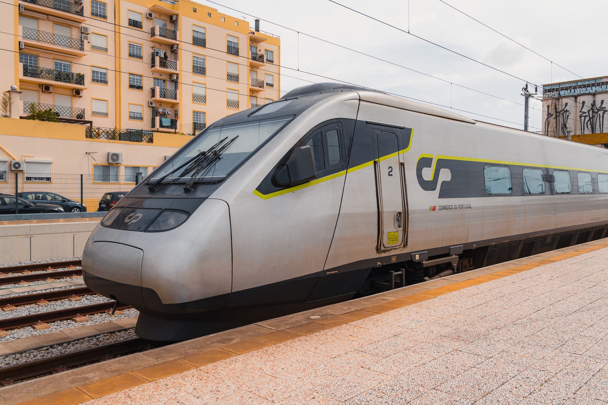 Alfa Pendular am Bahnsteig in Faro