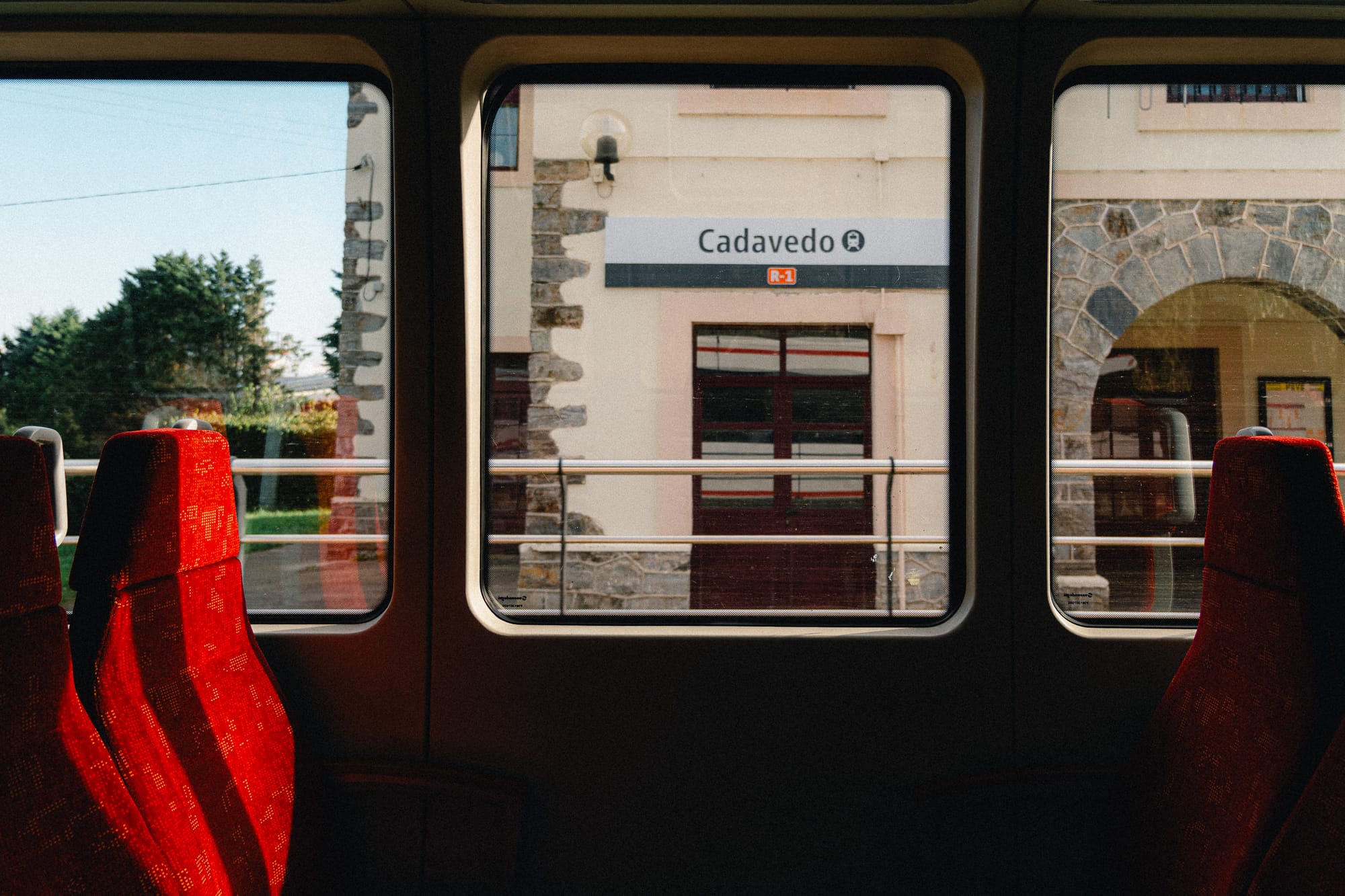 Blick auf dem Zug der Feve auf den Bahnhof Cadavedo