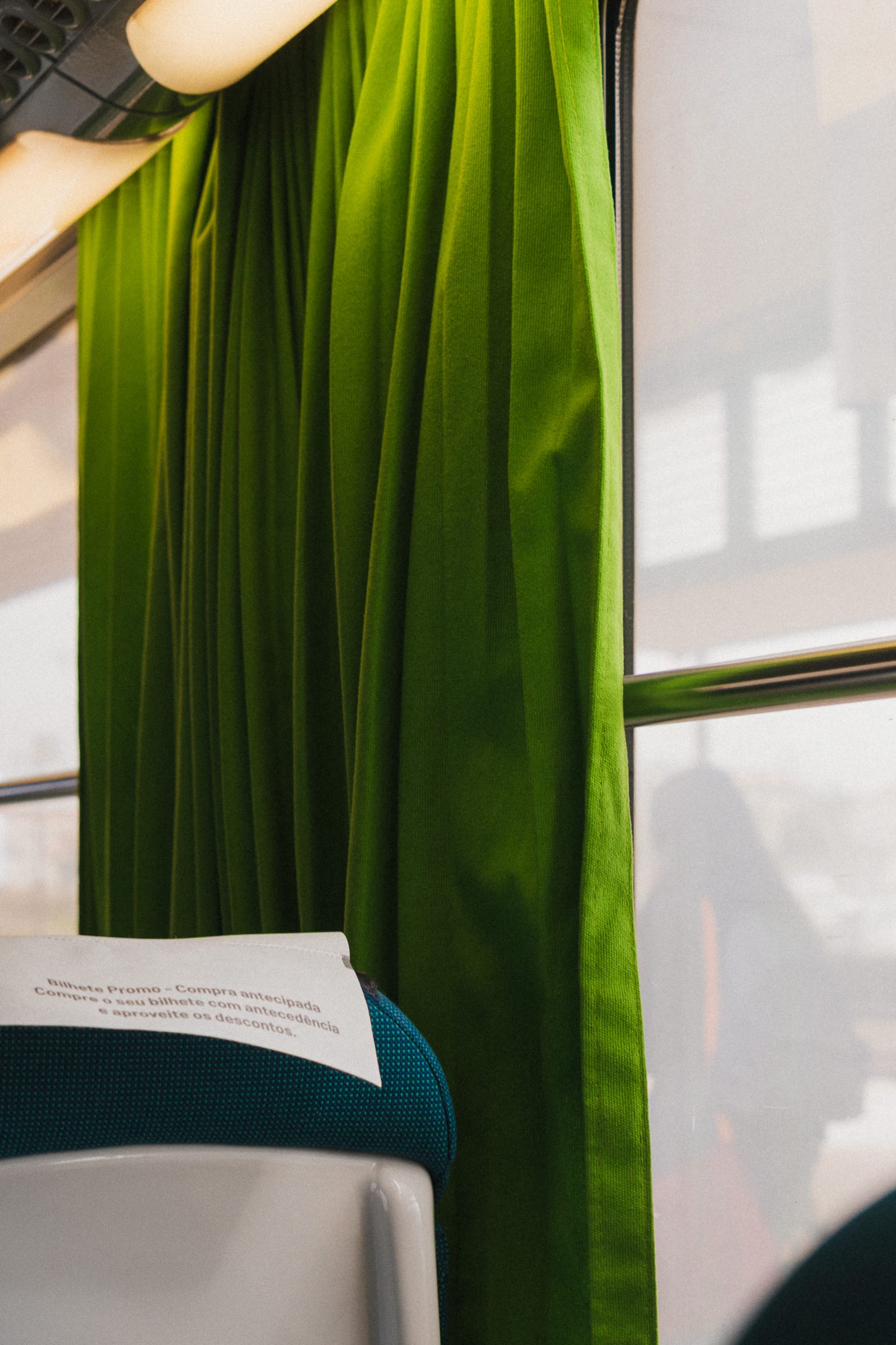 Innenaufnahme im Intercidades mit grüner Gardine