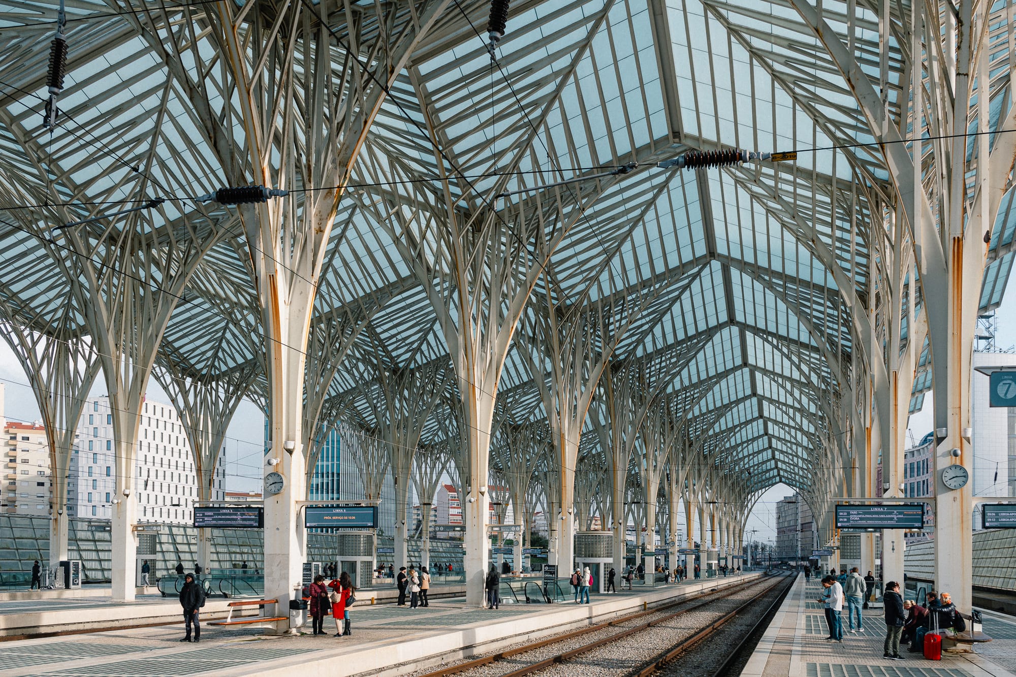 Bahnhof Oriente mit Bahnsteigüberdachtung und Gleisen