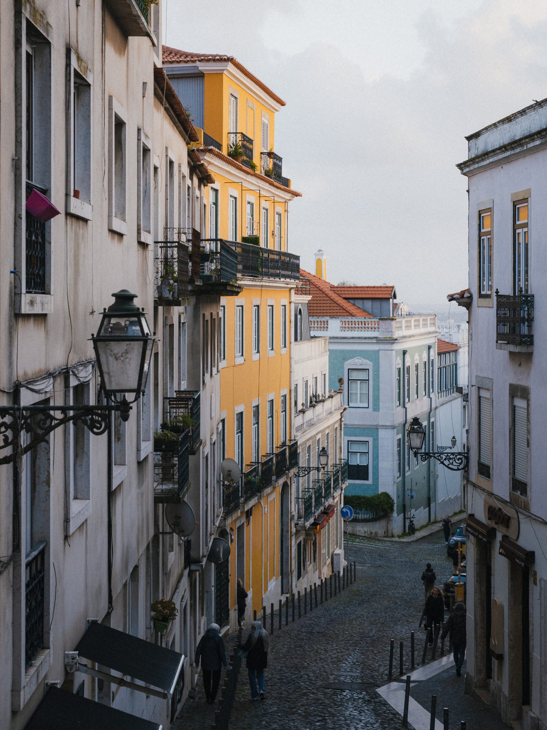 Enge Straße mit bunten Stadthäusern