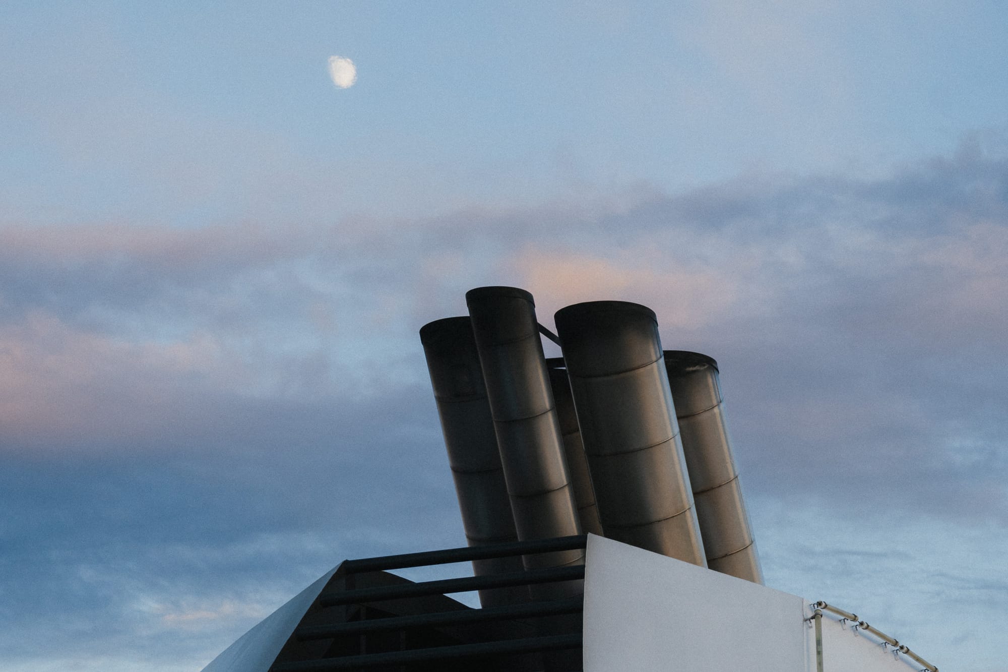 Auspuff einer Fähre vor dem Mond