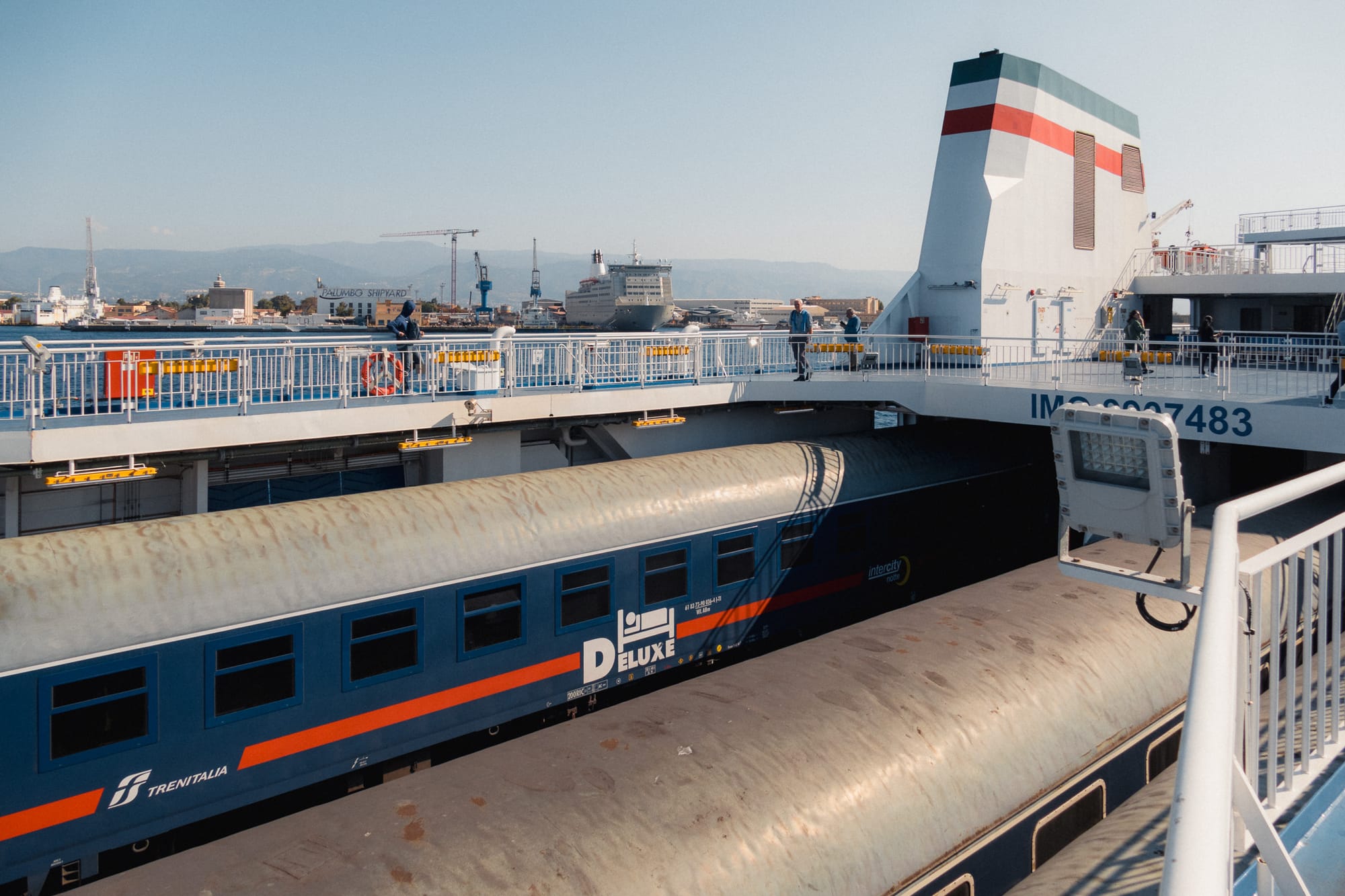 Italienische Nachtzugwagen an Bord der Fähre
