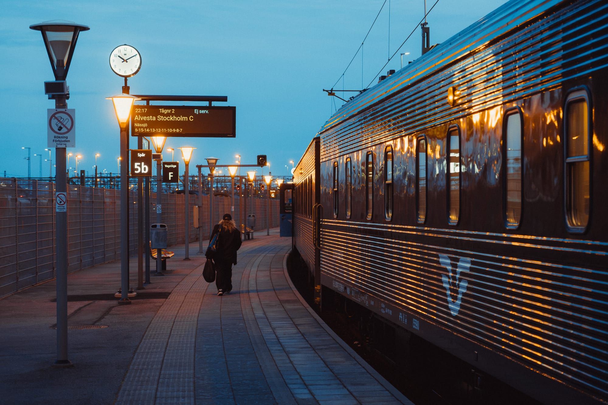 Nachtzug von Malmö nach Stockholm am Bahnsteig