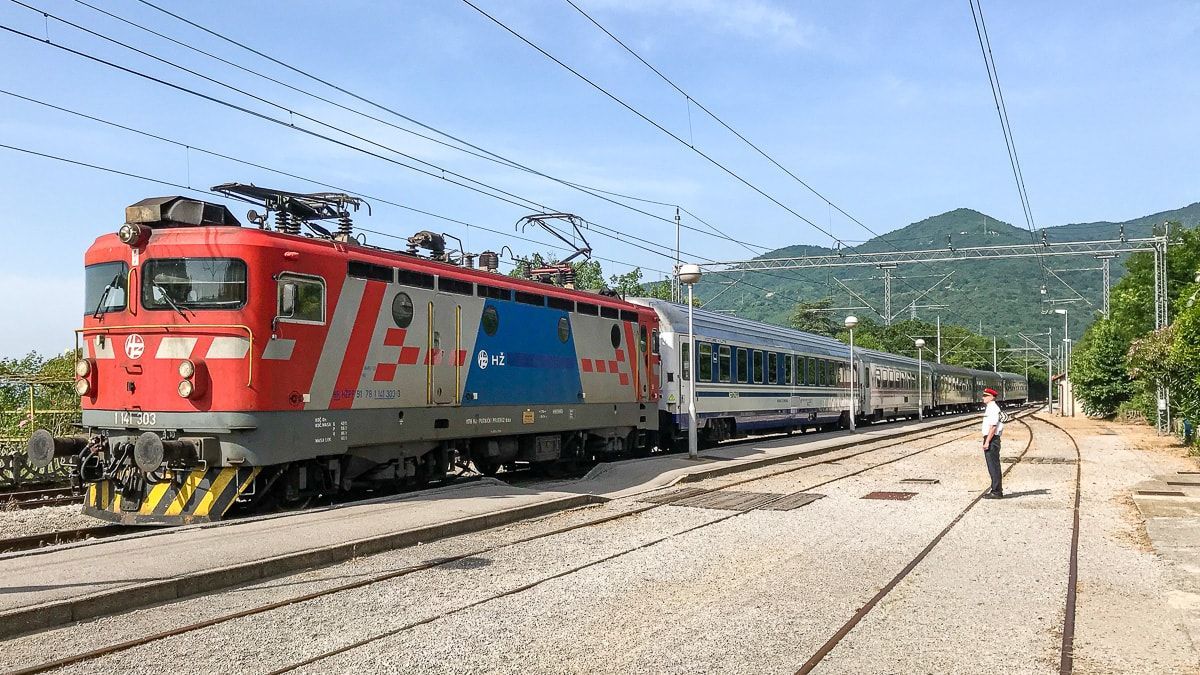 Nachtzug in einem Bahnhof in Kroatien