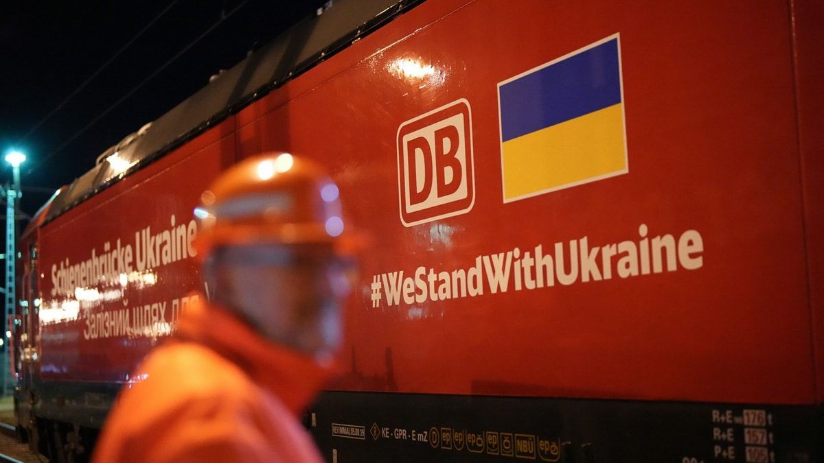 Eine Lokomotive der Deutschen Bahn mit #WeStandWithUkraine Schriftzug