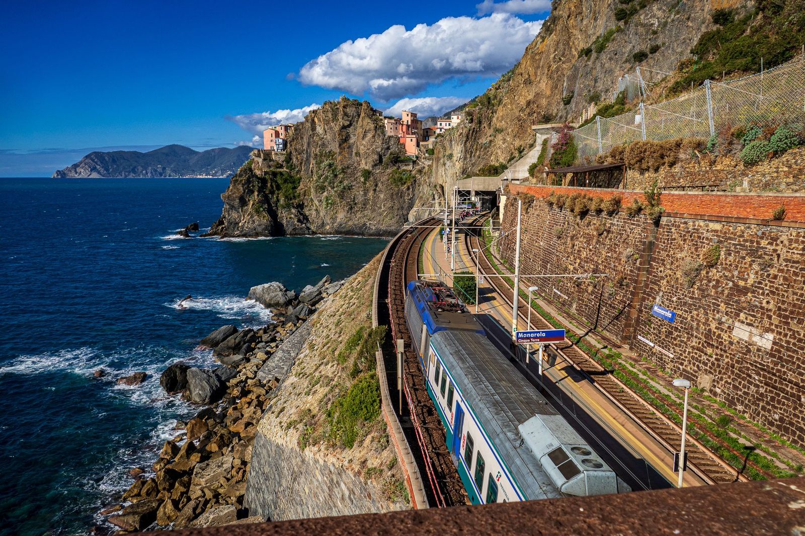Ein Zug im Bahnhof Manarola, Cinque T