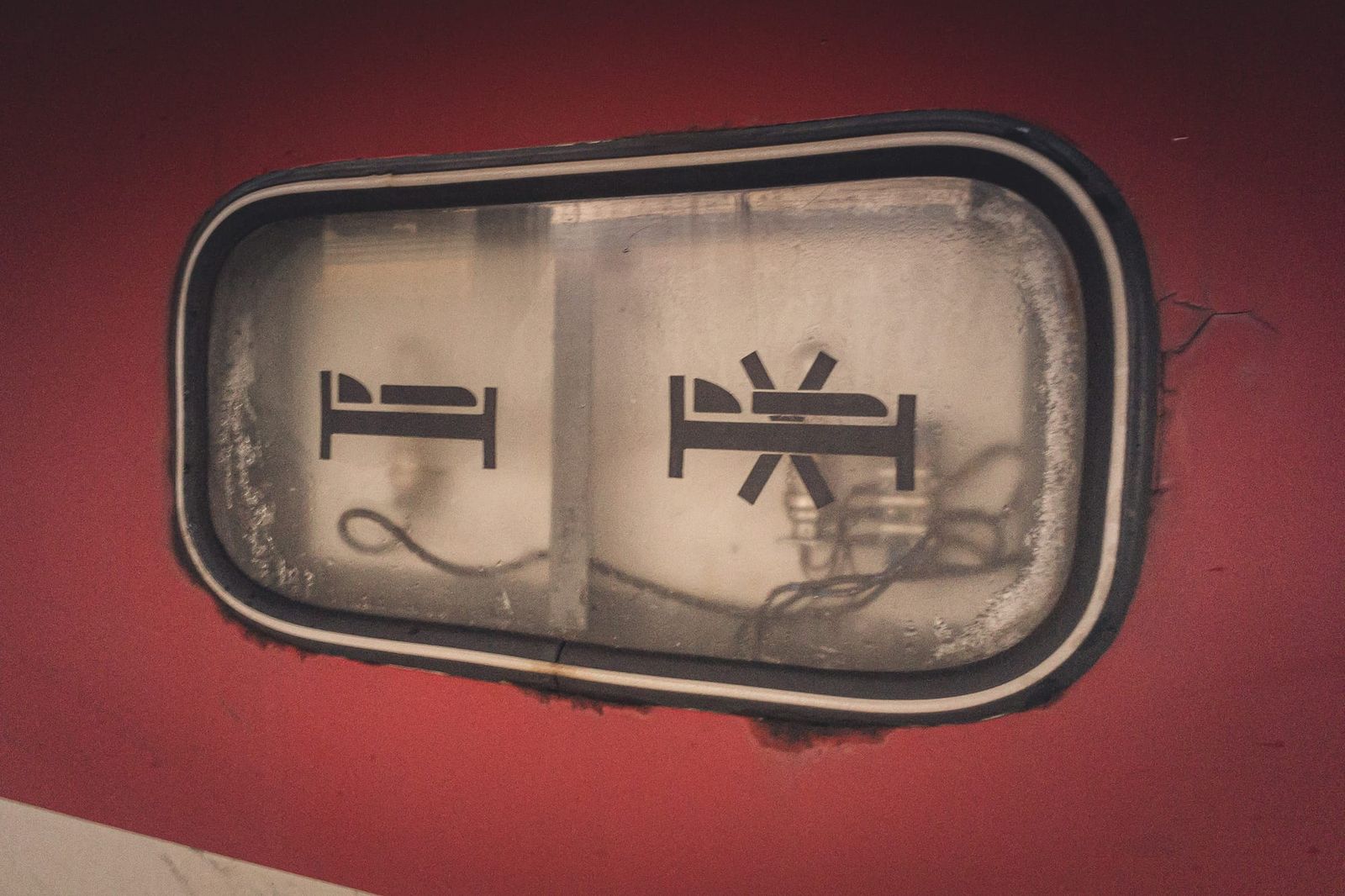 Nachtzug 2018: Bettensymbol an einem Schlafwagen