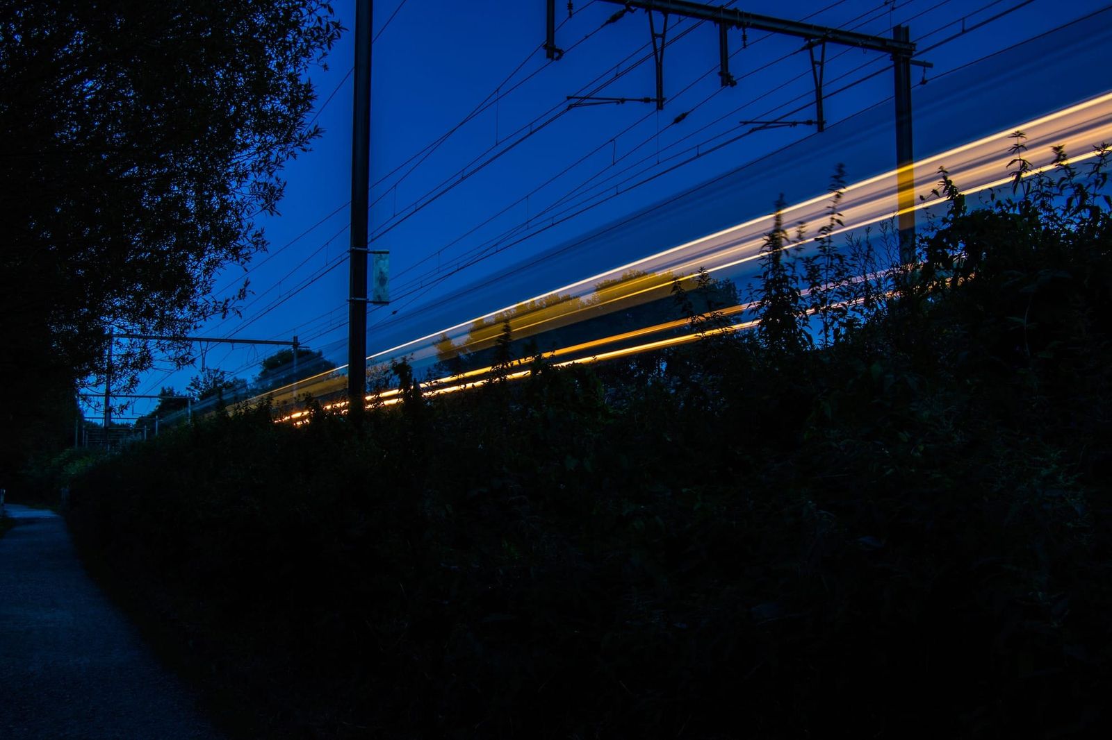 Nachtzug 2023: Ein Zug rauscht durch die Nacht