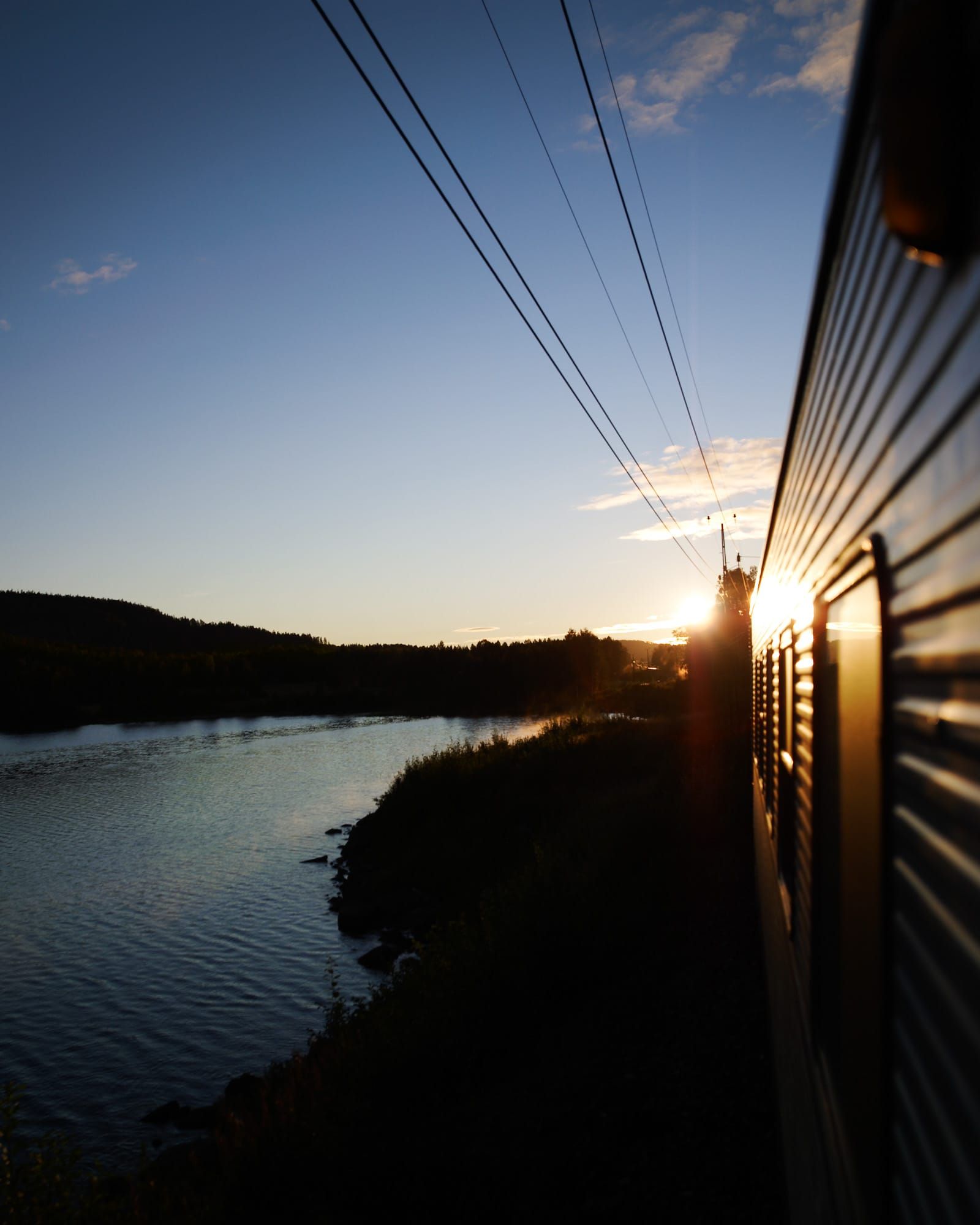 Ein schwedischer Nachtzug fährt durch die Nacht