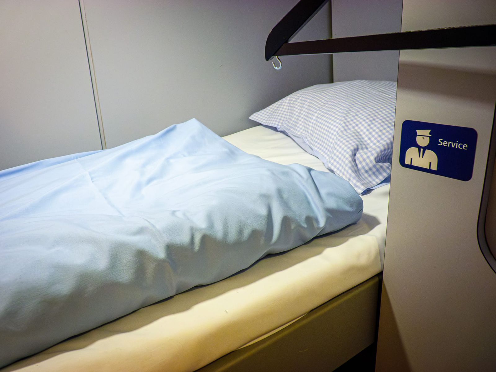 Bett im Schlafwagen mit einem Schild "Service"