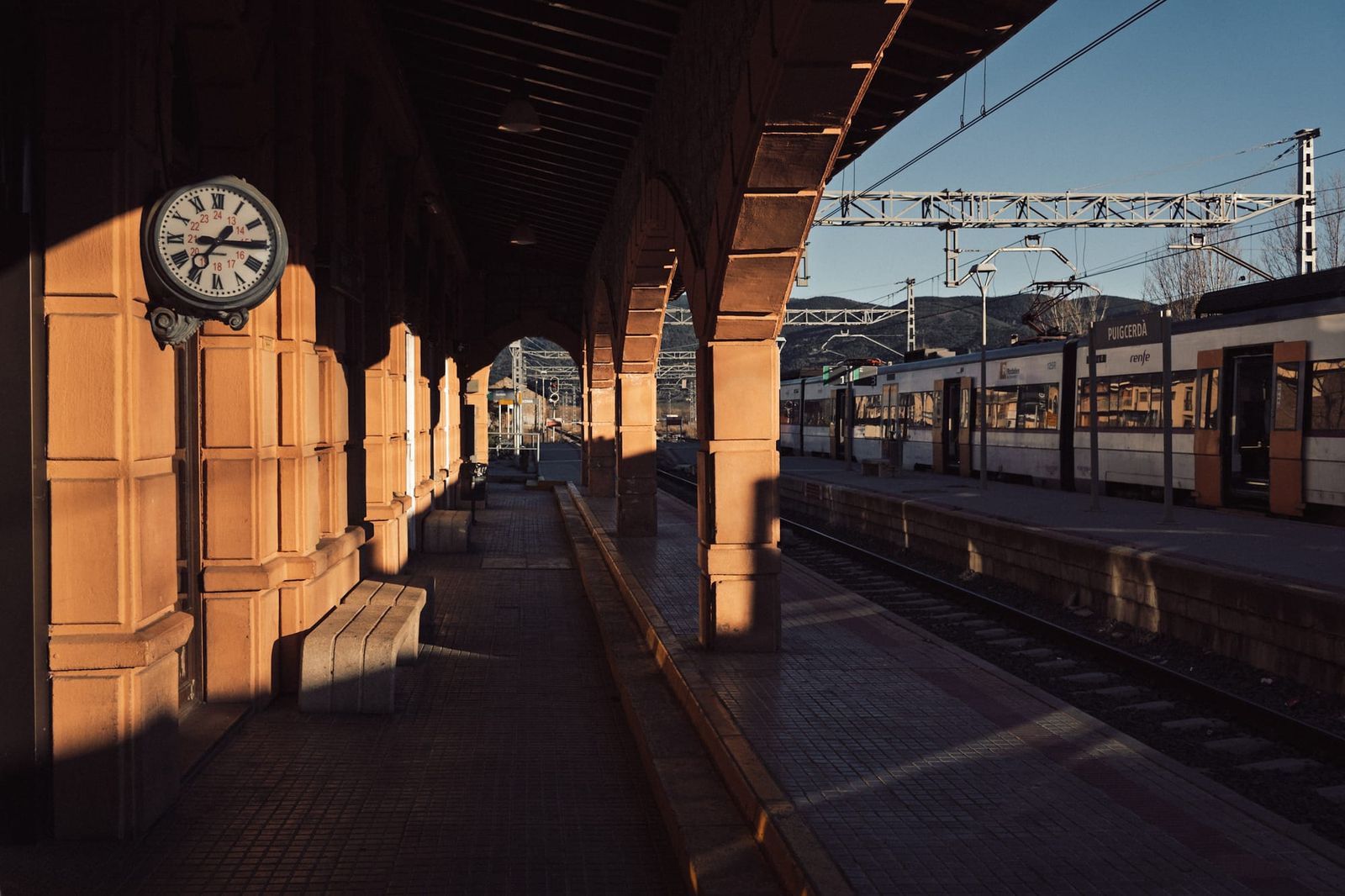 Hausbahnsteig am Bahnhof Puigcerdà im Abendlicht