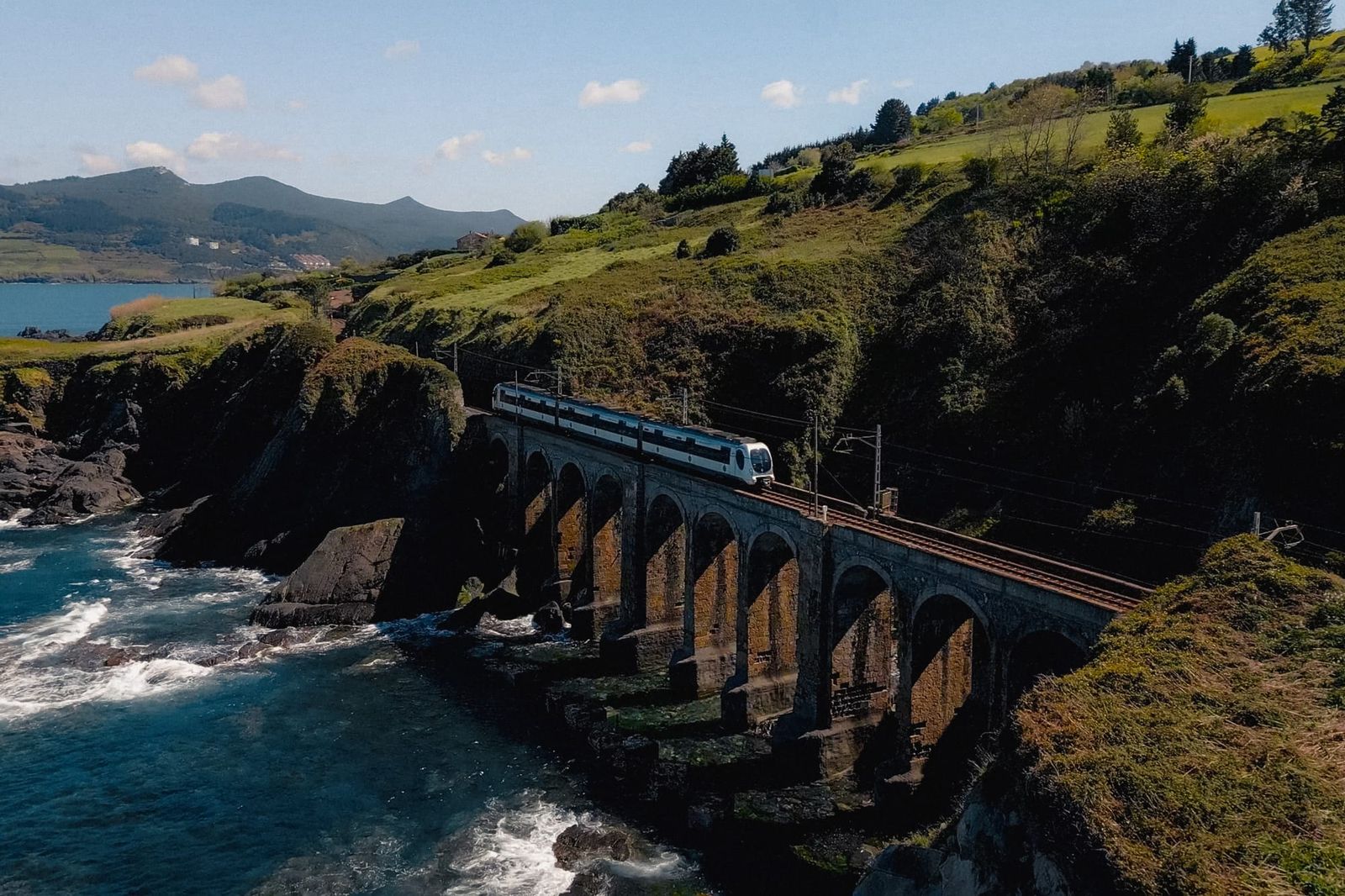 Zug von Euskotren auf dem Viadukt bei Bermeo