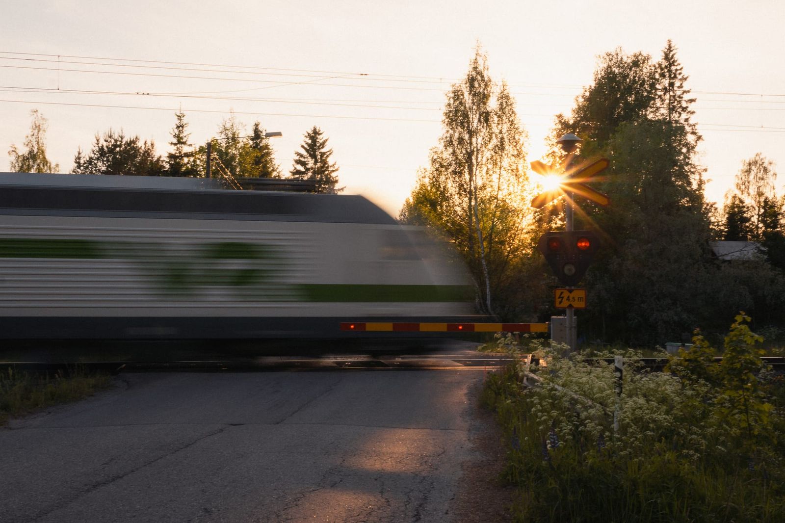 Zug der finnischen Bahn am Bahnübergang
