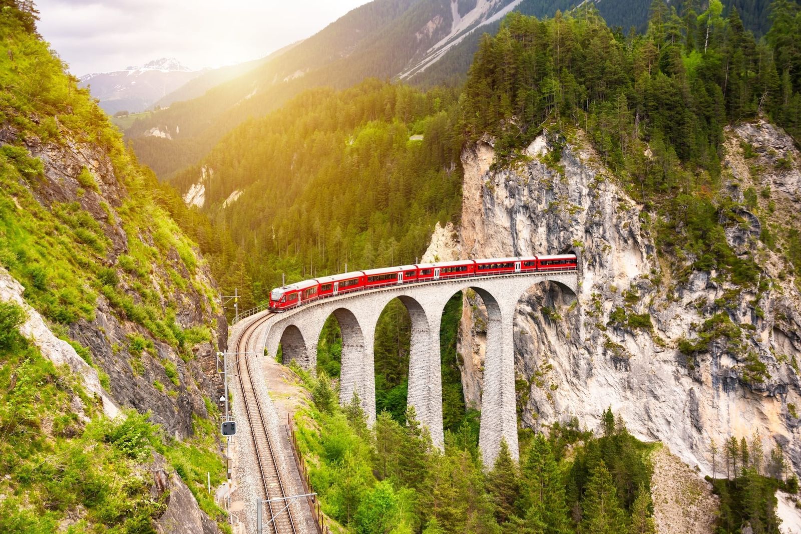 Zug der Rhätischen Bahn auf Viadukt. Foto: Eurail B.V.