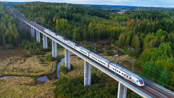 Finnisch-russischer Schnellzug Allegro auf einer Brücke