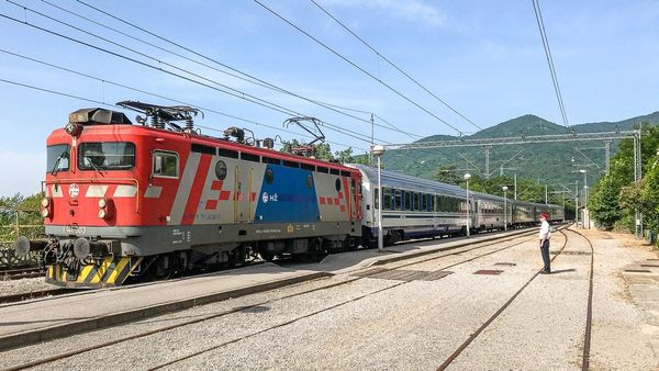 Nachtzug in einem Bahnhof in Kroatien