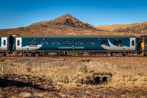 Caledonian Sleeper vor einem Bergpanorama
