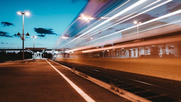 Ein Zug fährt durch die Nacht