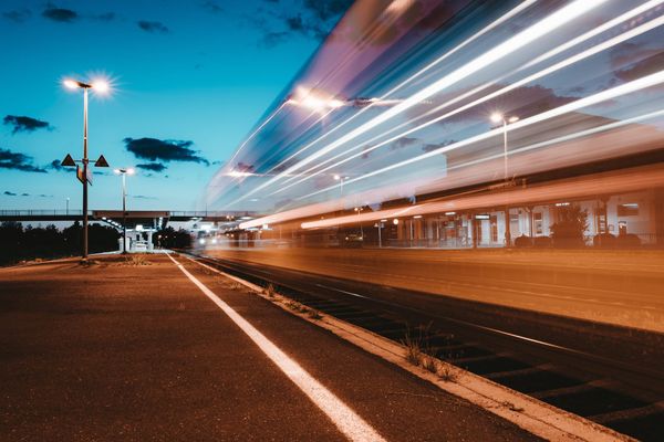 Nachtzug 2021: Ein Zug fährt durch die Nacht