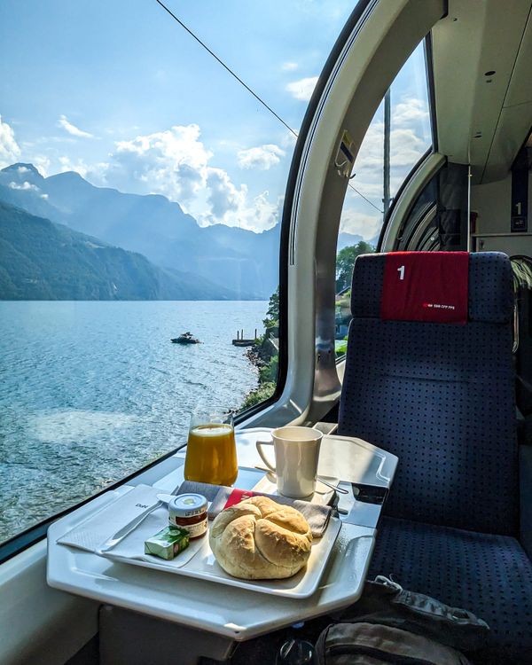 Frühstück im Panoramawagen