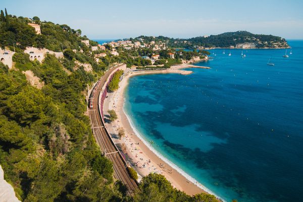 Bahnstrecke am türkisblauen Meer