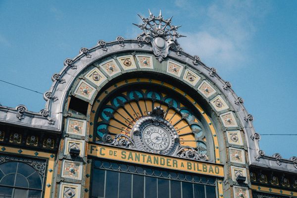 Jugendstilfassade des Bahnhofs La Concordia in Bilbao