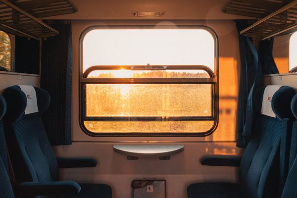 Abteil mit geöffneten Fenster im Abendlicht
