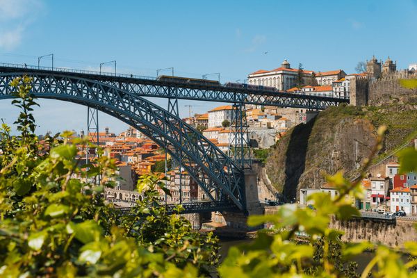 Blick auf Ponte Dom Luís I mit Straßenbahn