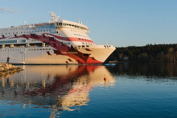 Fähre Baltic Princess vom Ufer aus gesehen