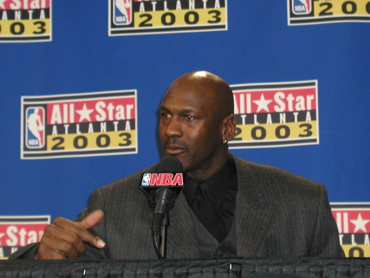 バスケットボールへの尽きぬ愛 ー マイケル・ジョーダン、22年越しの「帰還」| Michael Jordan Returns to NBA Spotlight: A Legend's Enduring Love for the Game