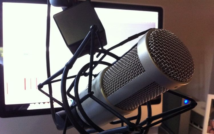 Photo of a Heil PR40 microphone in front of an iMac computer