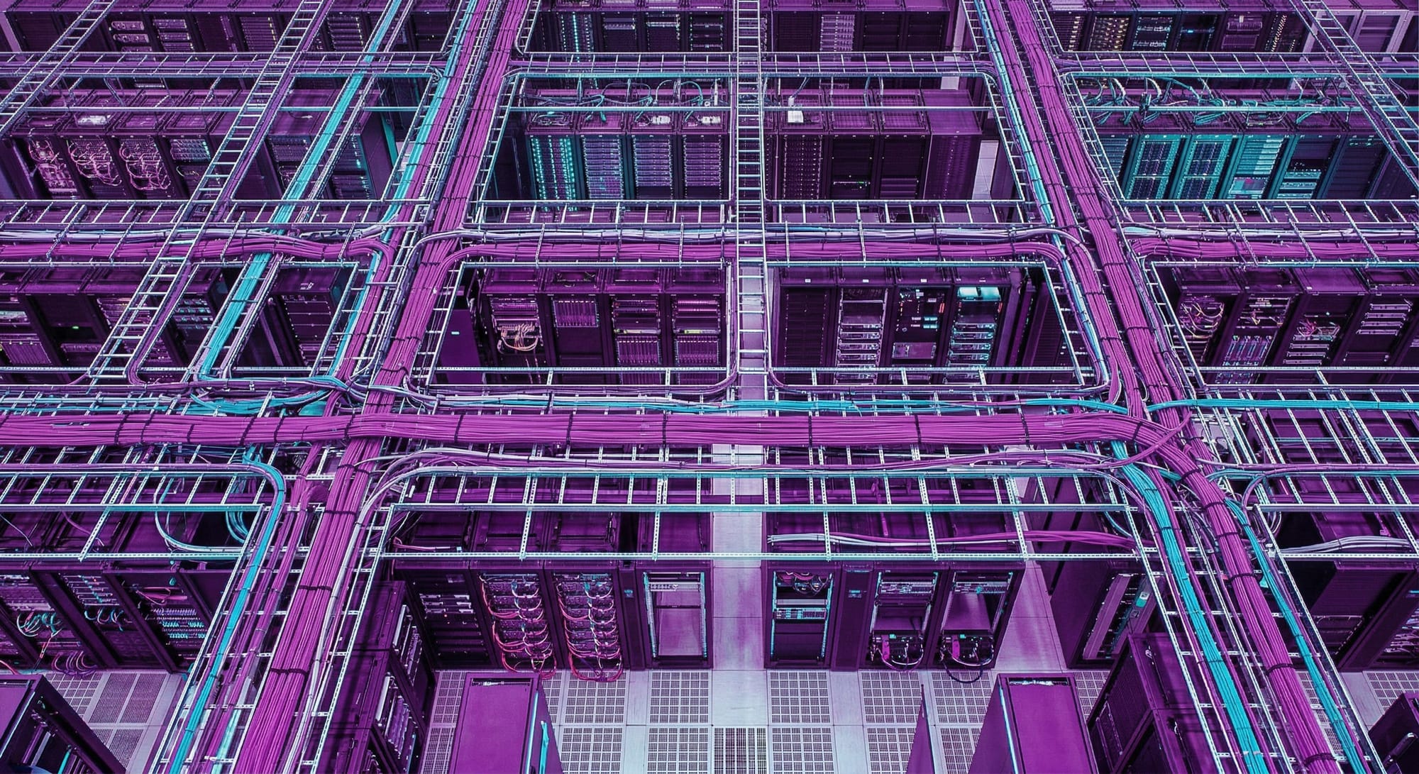 Bovenaanzicht van een digitaal datacenter met paarse en cyaan gekleurde serverkasten en kabeltraceringen in 3D-visualisatie
