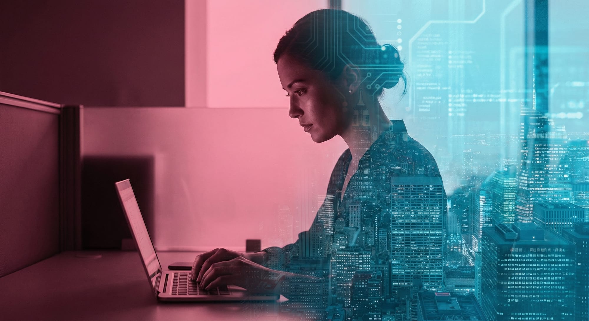 Vrouw werkt op laptop met dubbele belichting van stadsgezicht, circuitpatronen en digitale interface-elementen in roze-blauw licht
