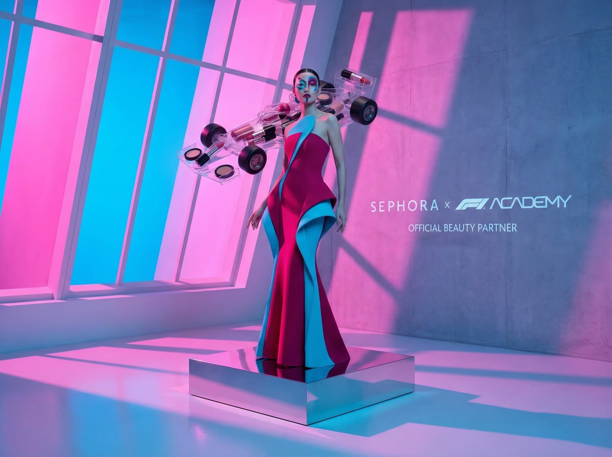 Digitale figuur in rood-blauw pak op podium, beauty-objecten zweven rond haar, neonroze en blauwe verlichting, Sephora x F1 Academy logo.