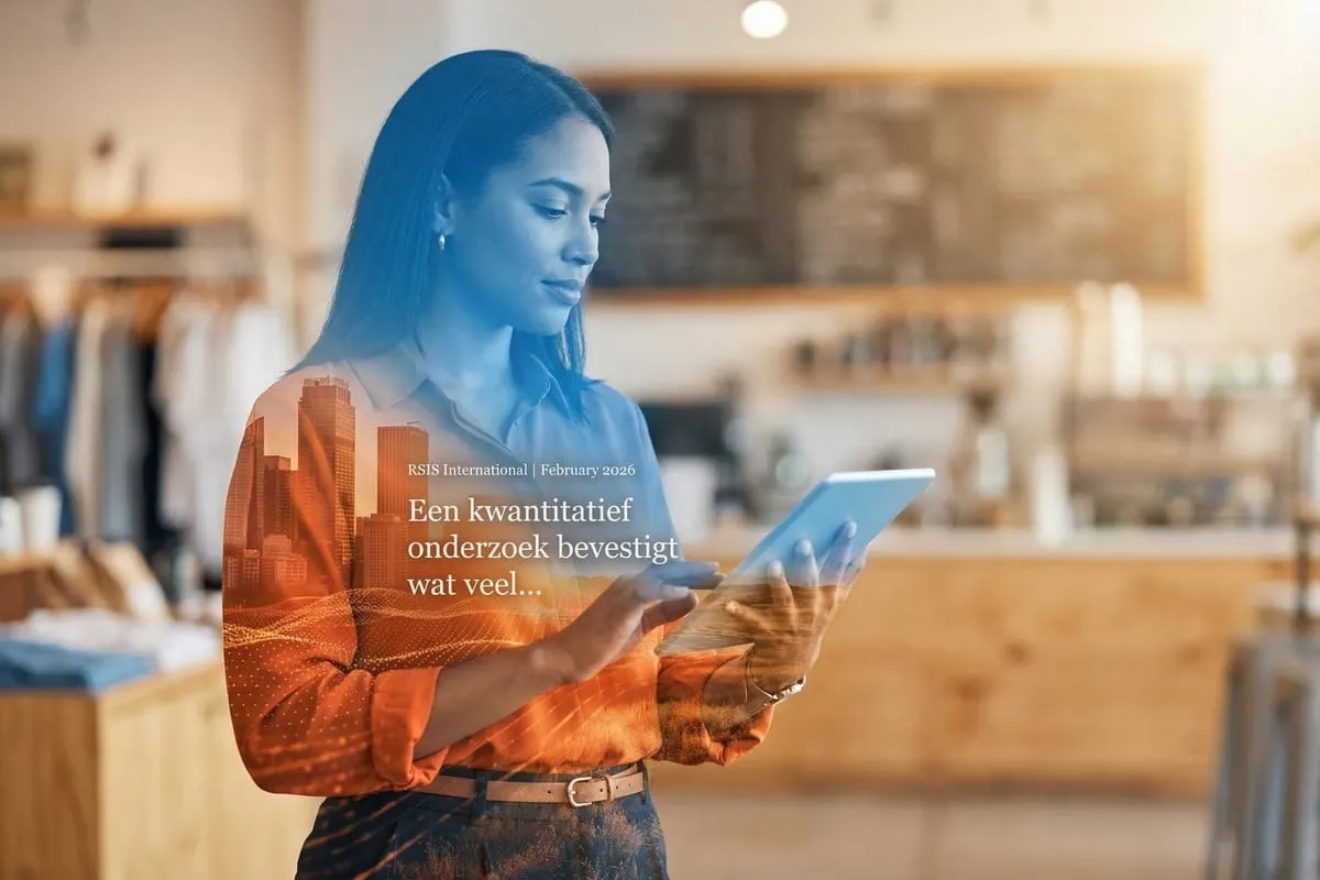 Vrouw met tablet in winkel, overlay met cityscape en tekst 'Een kwantitatief onderzoek bevestigt wat veel...'
