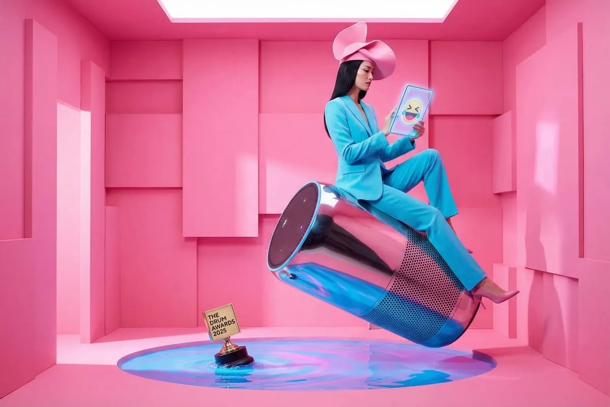 Vrouw in turquoise pak op gigantische blikje in roze ruimte, kijkt naar tablet met lachend emoji