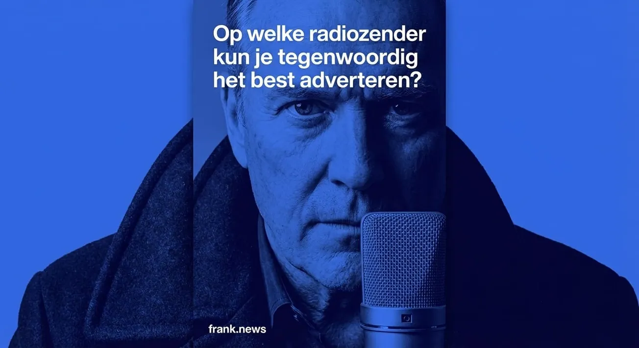 Man in donkere kleding spreekt in professionele studiomicrofoon tegen blauwe achtergrond