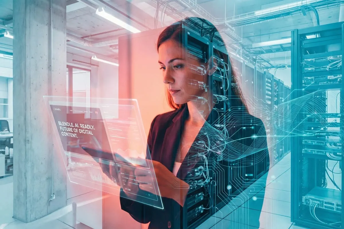 Vrouw met tablet in modern kantoor, geprojecteerd met digitale datacenter- en circuitboard-overlays in blauw en oranje.