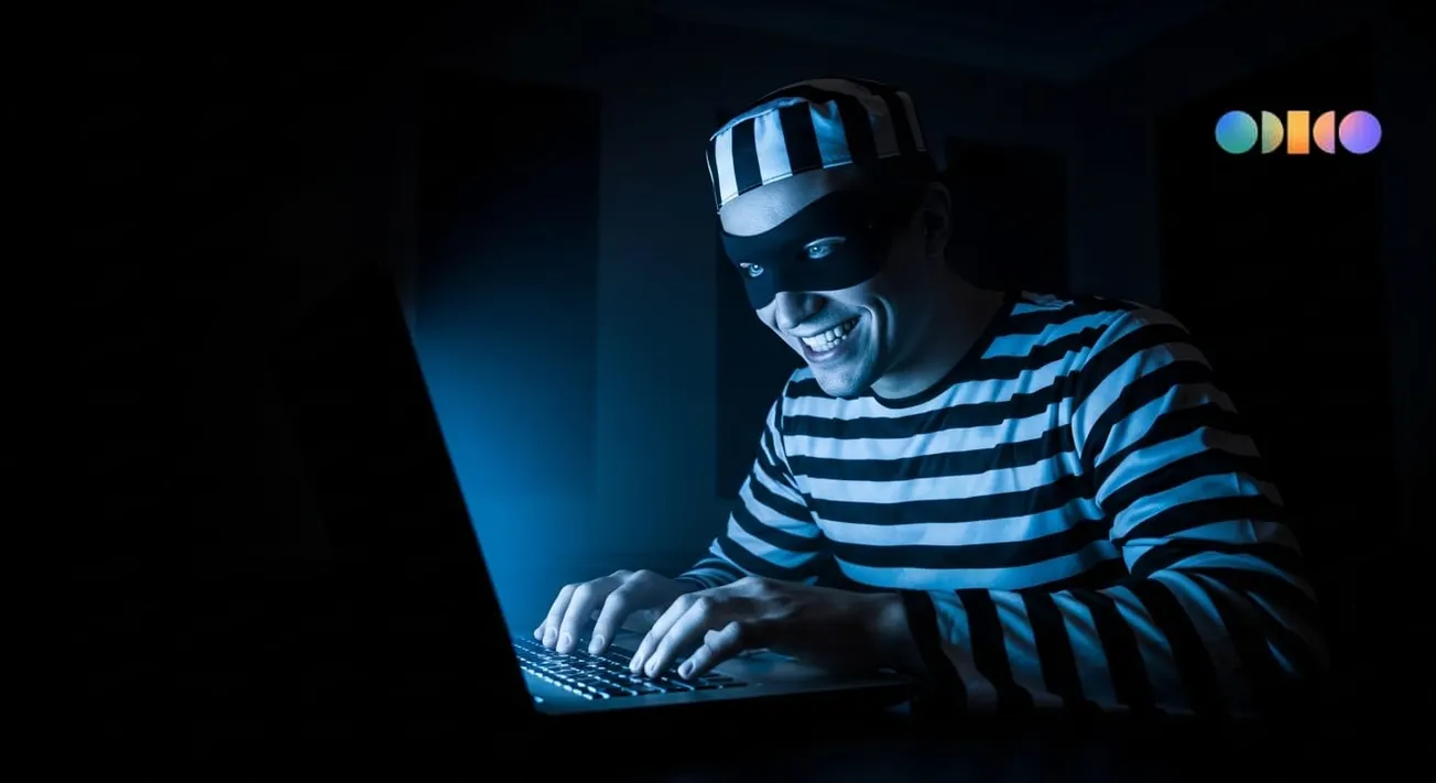 Man in donker overhemd werkt op laptop aan bureau met panoramisch uitzicht op wolken en blauwe lucht