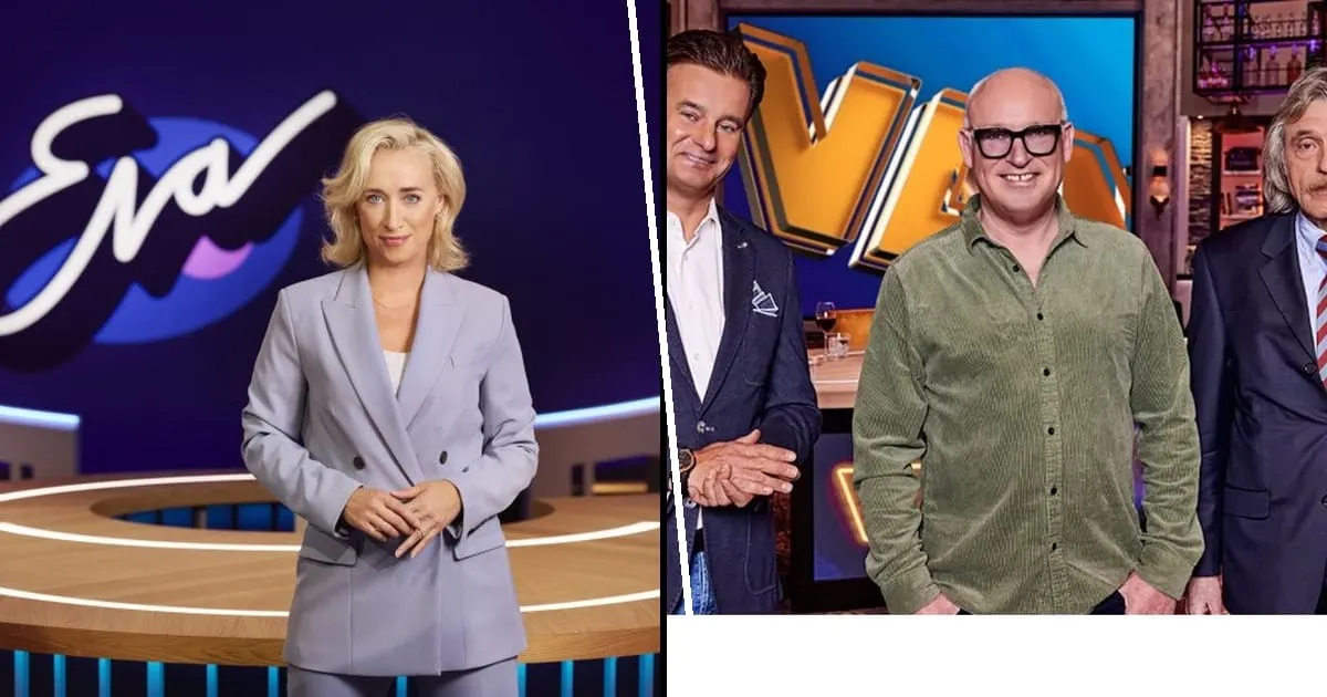 Welmoed Sijtsma staat tussen meerdere televisieschermen met talkshowbeelden in rood en blauw verlichte studiodecor.