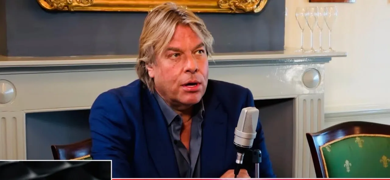 Robert Jensen aan de microfoon tijdens een gesprek