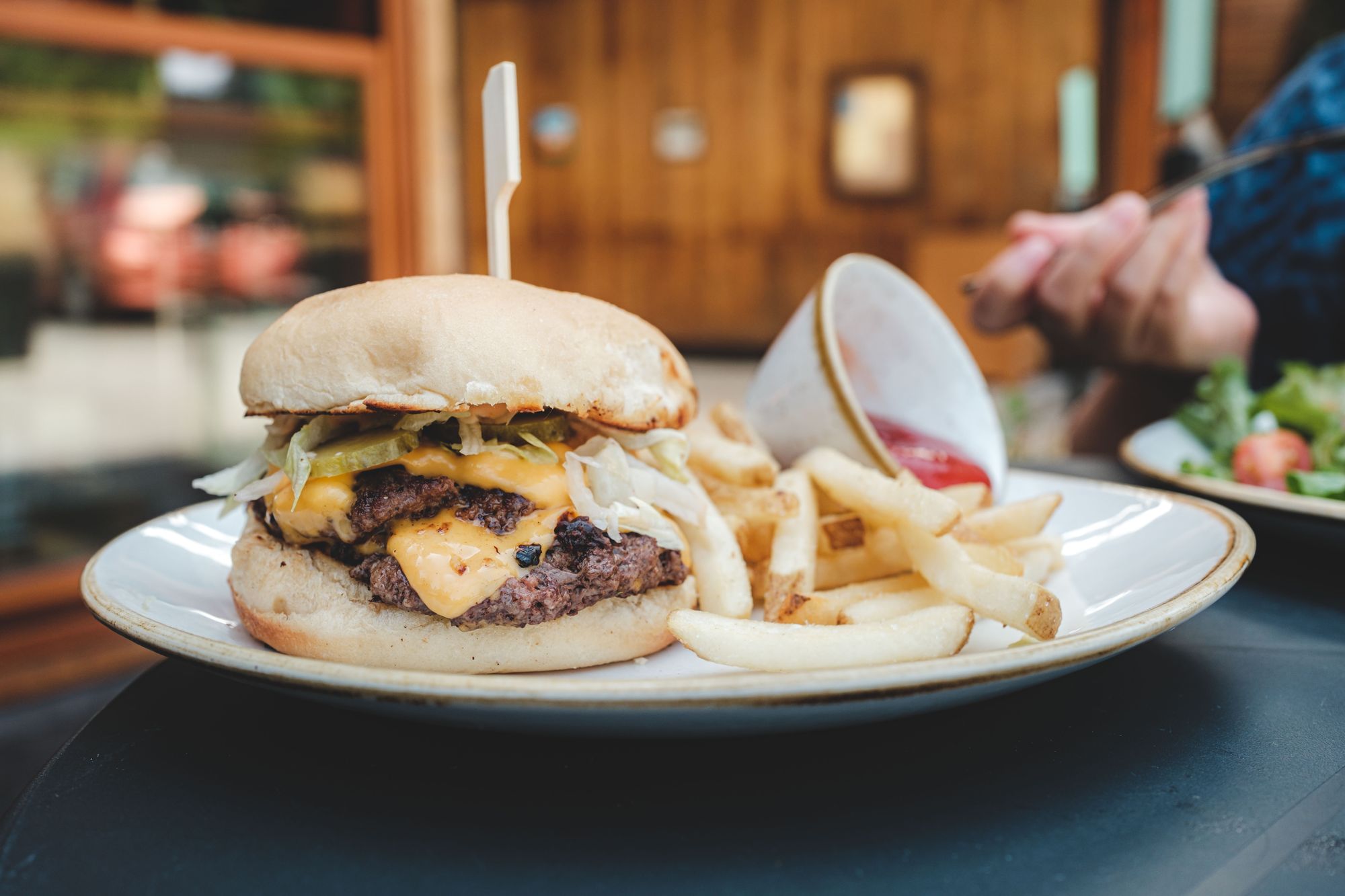 Isetta Cafe Bistro West Vancouver – Burger