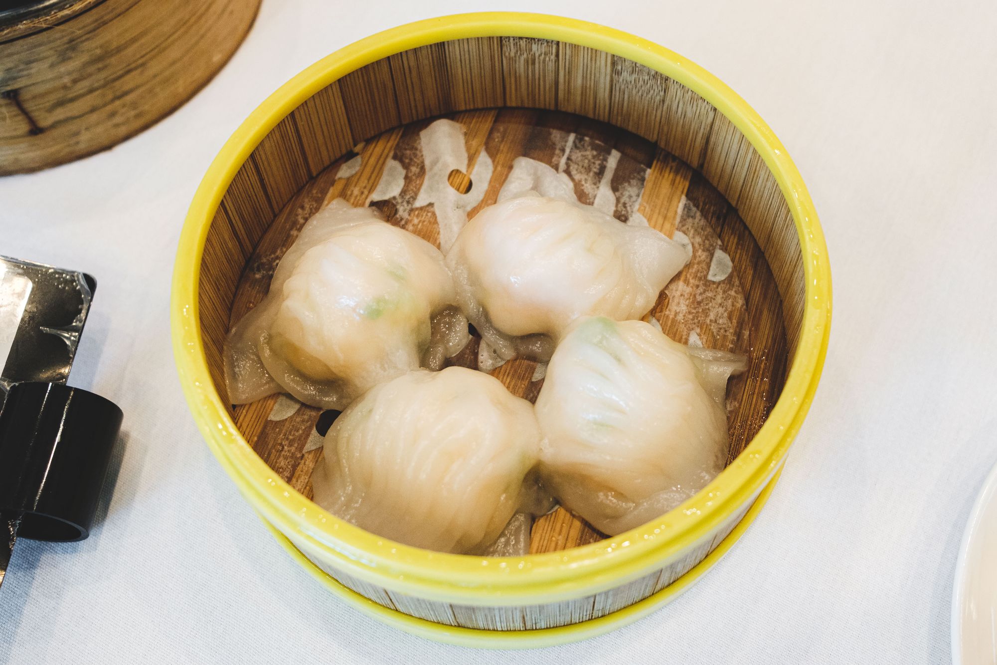 Sun Sui Wah –&nbsp;Steamed Crystal Prawn with Asparagus Dumpling