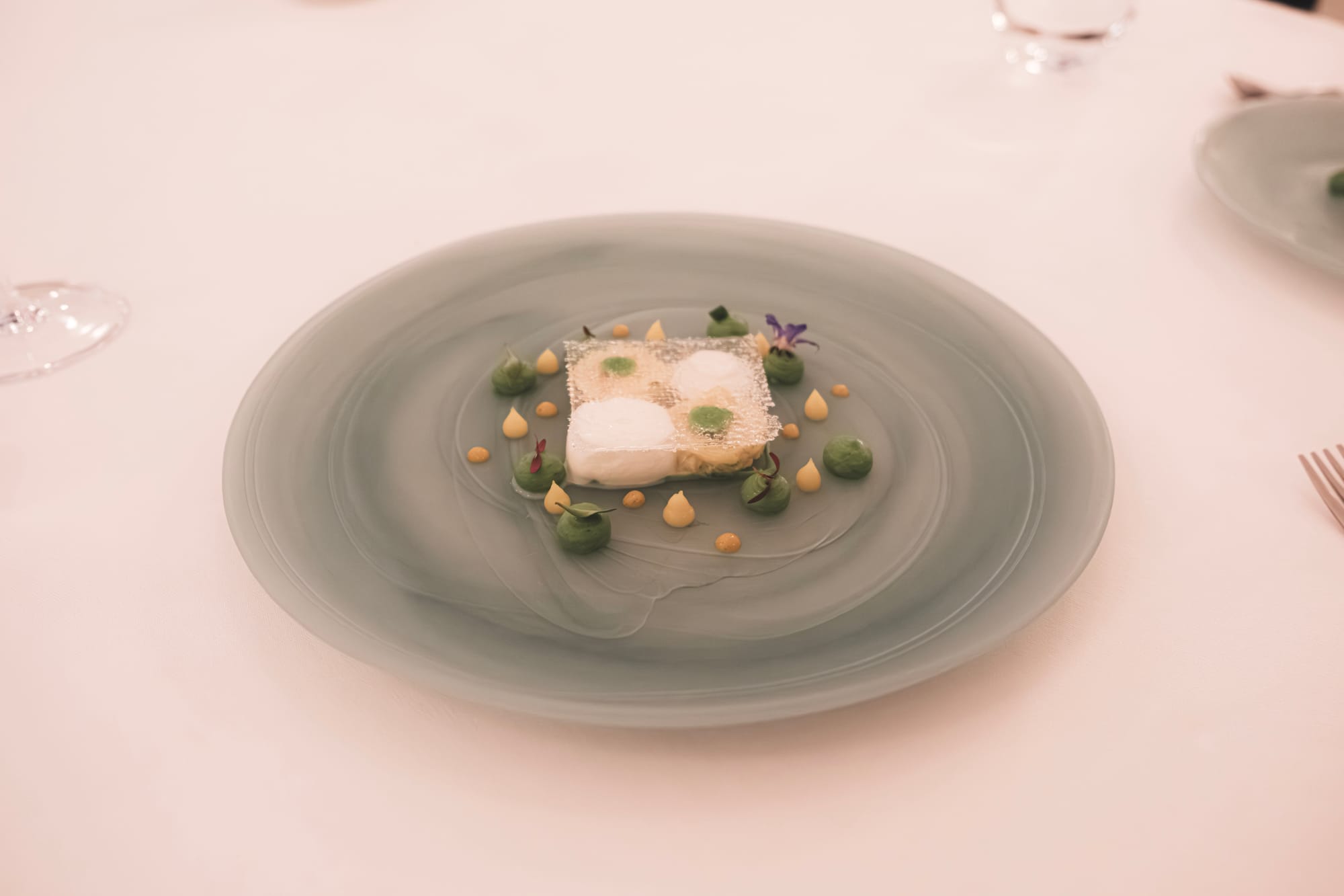 Le Monument in Porto: Edible crab, Savora mustard, yuzu