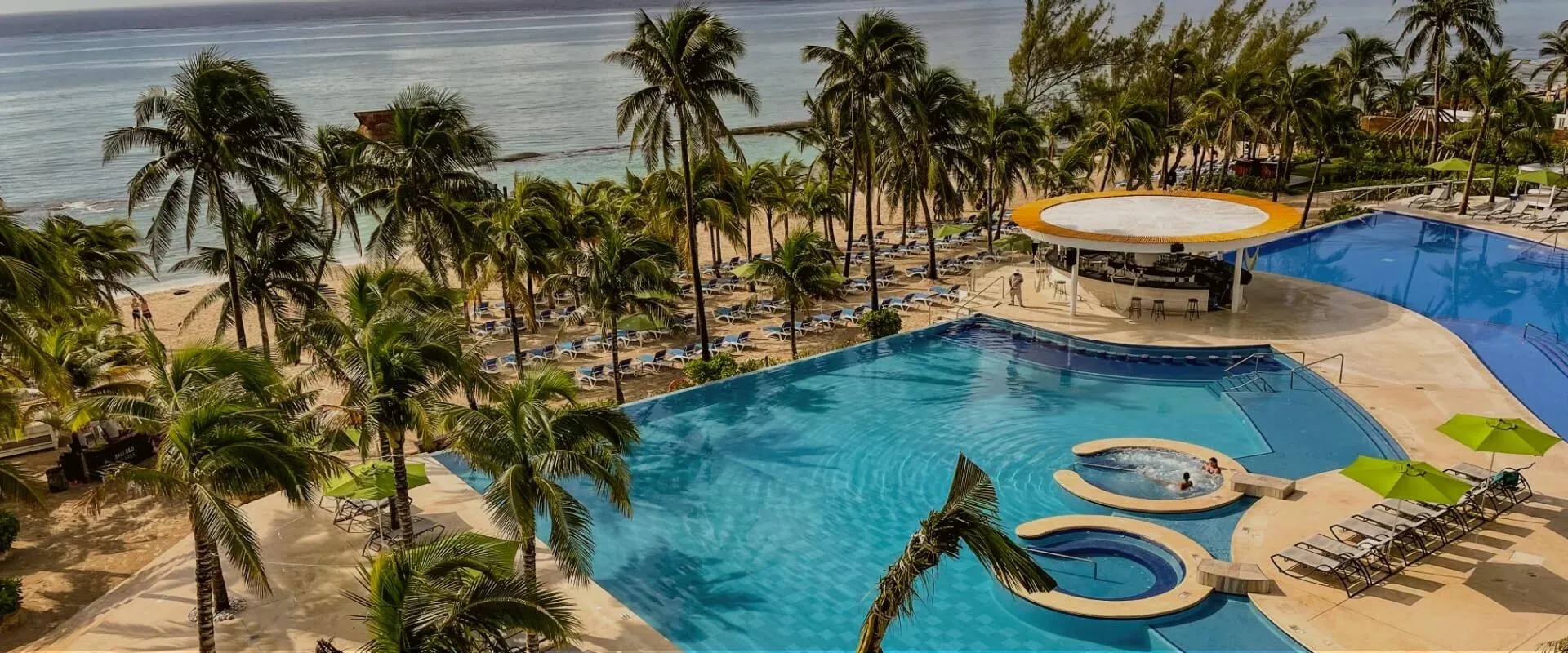 piscina exterior en uno de los resorts all inclusive más baratos en méxico