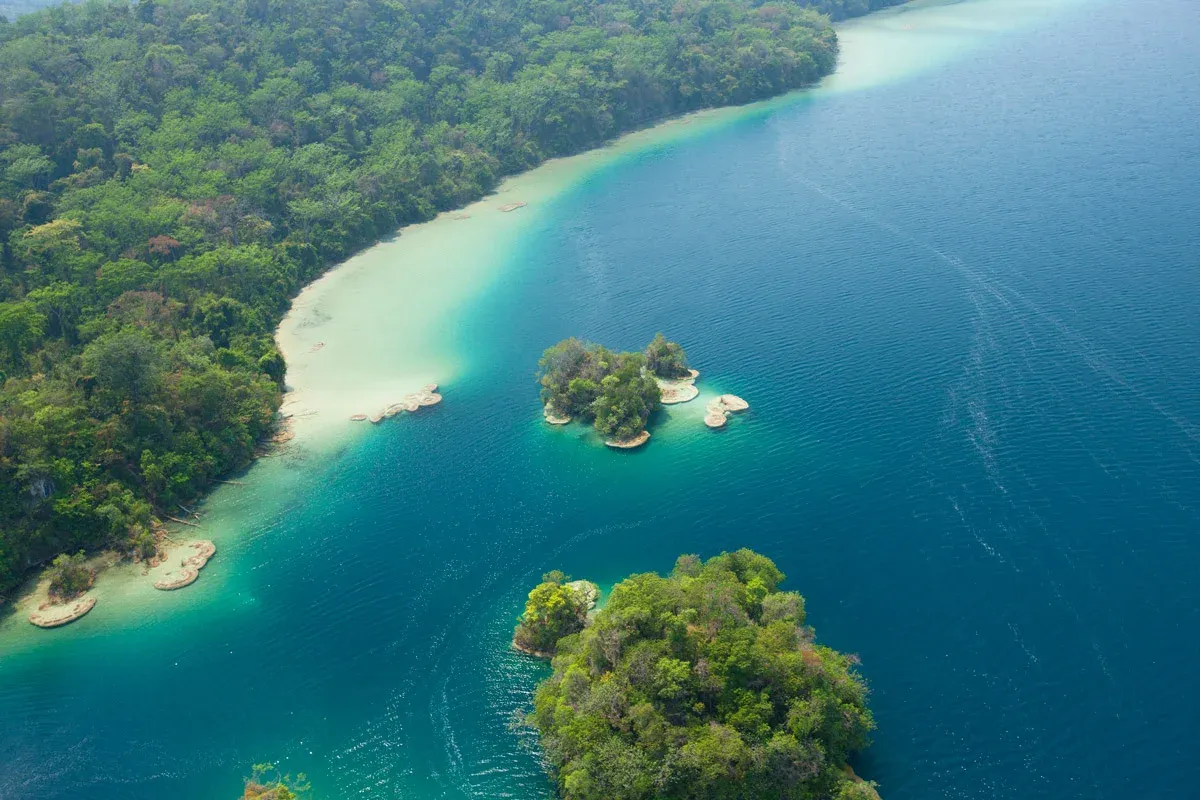 orilla de la laguna miramar con vista a los ríos que la rodean en la Selva Lacandona