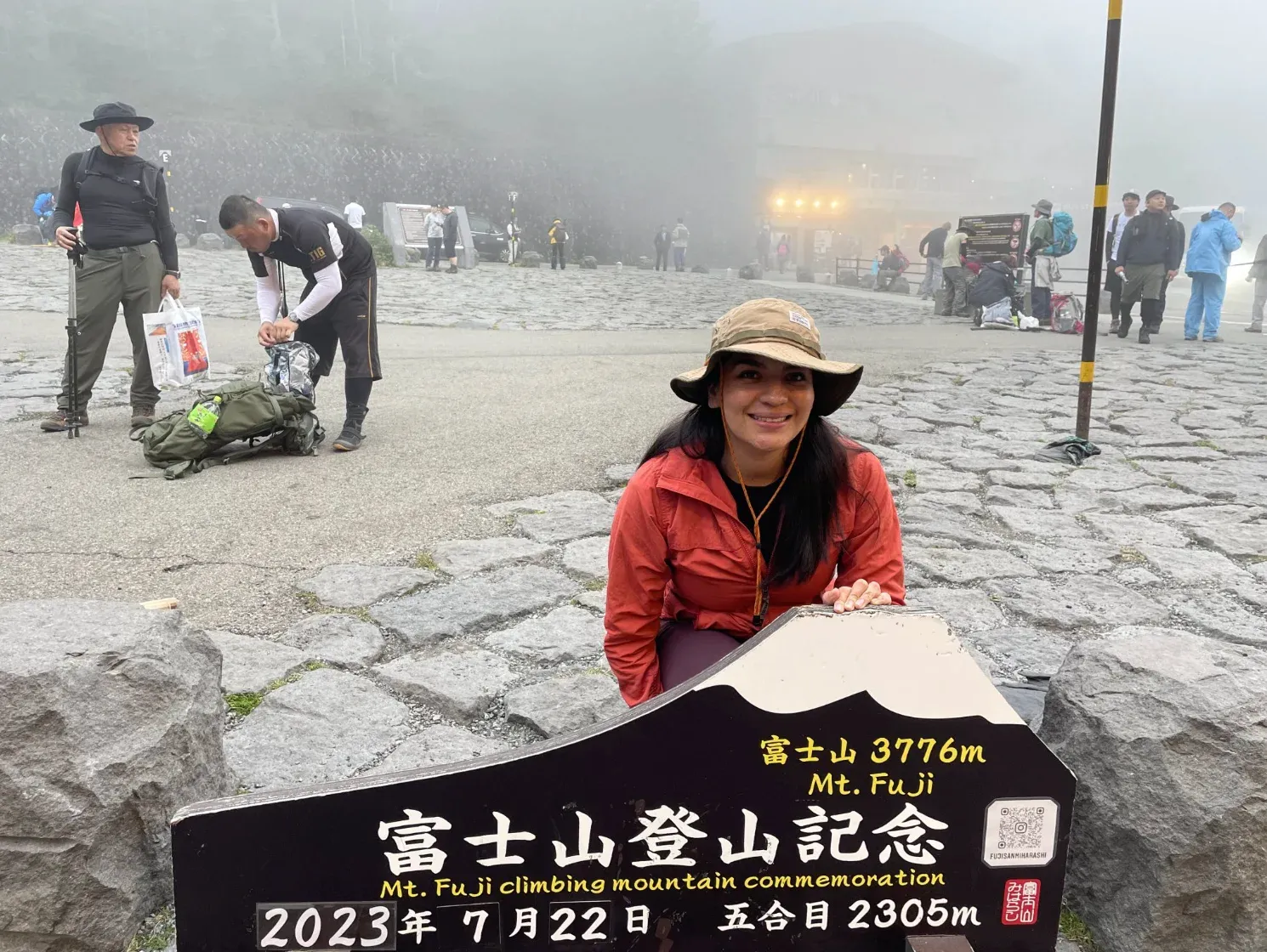 mujer en el sendero en el monte Fuji, Japón.