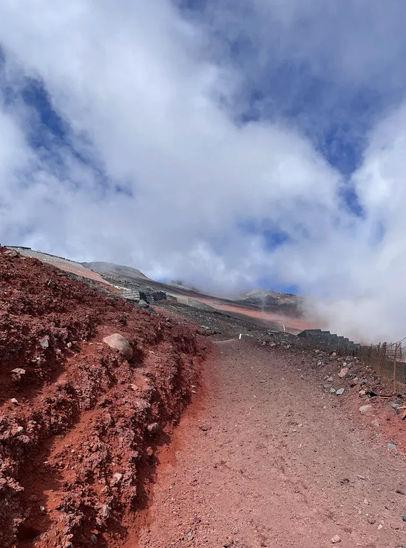 sendero del volcán activo más alto en Japón.