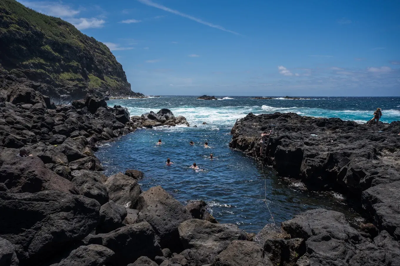 piscina natural océanica de aguas termales en Potugal
